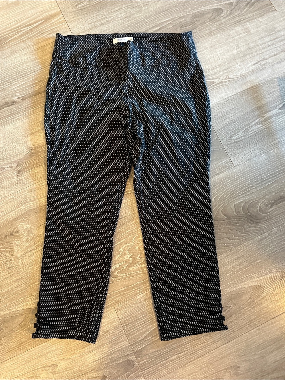 Ricki's large Black Patterned Ankle dress Pants / capris. Hem detail.